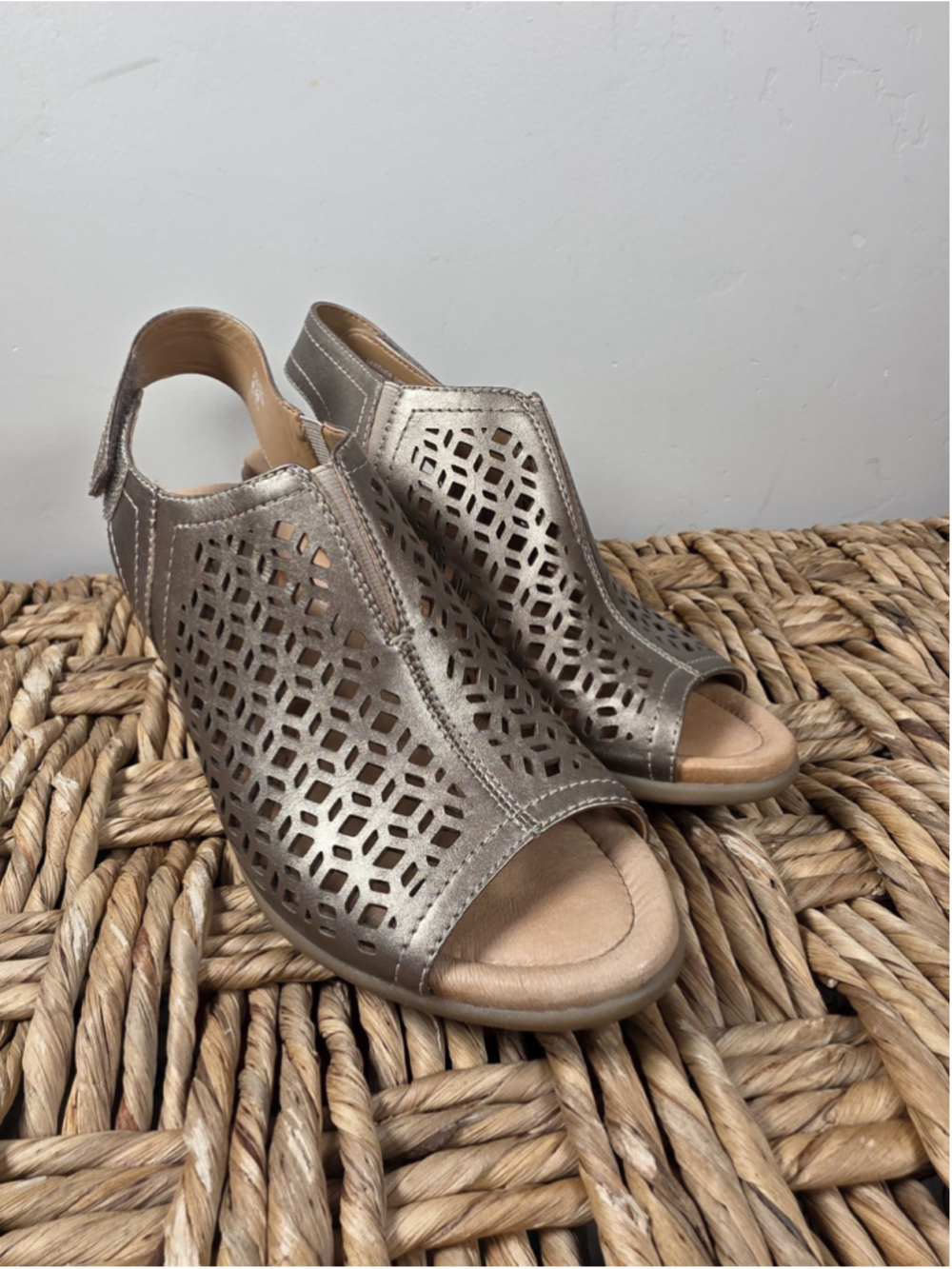 Earth Cascade Platinum Sandals Sz 8.5 B Leather Laser Cut Wedge Slingback City